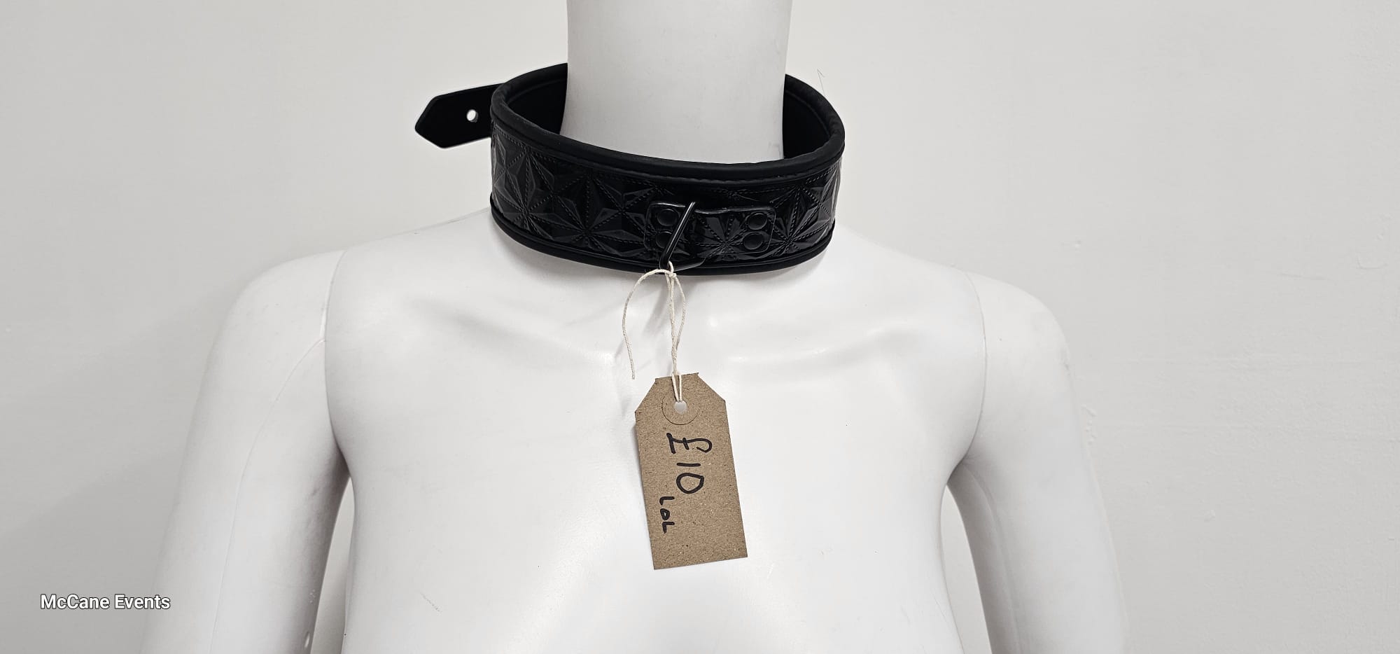 Decorative black collar